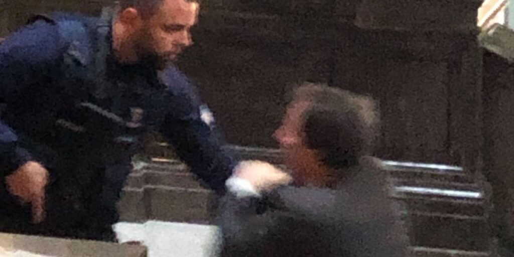 連邦宮殿での騒動 – 上級副大統領アイスキが警察と乱闘になる