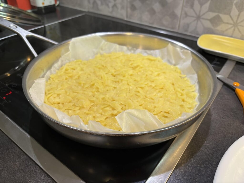 完璧なロスティを作りたいけど、ノンスティックパンを持っていない？ベーキングペーパーを1枚使ってください！説明書は内側にあります