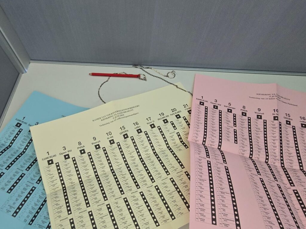 村での投票はこんな感じです...