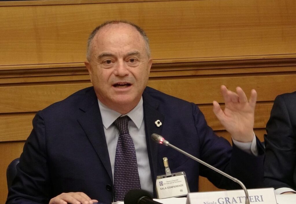グラッテリ氏: 「ナポリでは、カモッラが数十億ドルを洗浄するオンライン銀行を設立し、ロンバルディア州とラツィオ州に6,000人の顧客を持ち、リトアニアとラトビアに事務所を構えていました。 ロンダリング額は30億以上」 グラッテリ氏: 「ナポリでは、カモッラが数十億ドルを洗浄するオンライン銀行を設立し、ロンバルディア州とラツィオ州に6,000人の顧客を持ち、リトアニアとラトビアに事務所を構えていました。 ロンダリング額は30億以上」