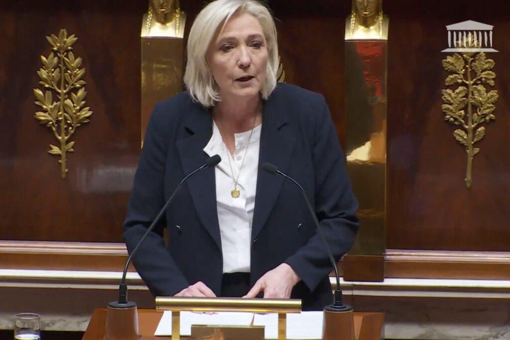 マリーヌ・ル・ペン氏は、日曜日の総選挙で自身の政党RNが勝利した場合、フランス軍のウクライナ派遣を阻止すると約束している。世論調査では、RNは絶対多数にはならないものの、36%の票を獲得する可能性があると示されている。ル・ペン氏は過去に親ロシア派として知られている。