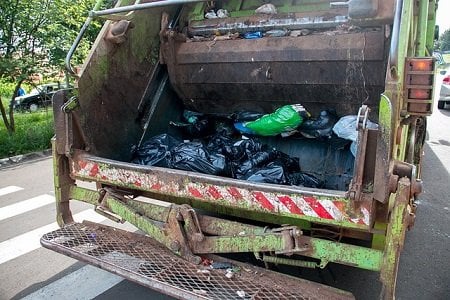 ゴミ収集車からゴミを分別していた若い男性が、コカイン、大麻、アヘン剤、ベンゾジアゼピンの検査で陽性反応を示した