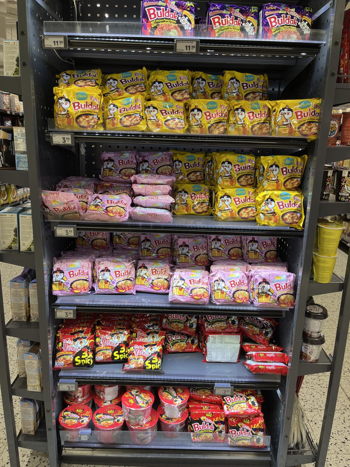 一体フィンランドは何をしてるんだ？ どうしてありふれたお菓子を高値で売ってるんだ？