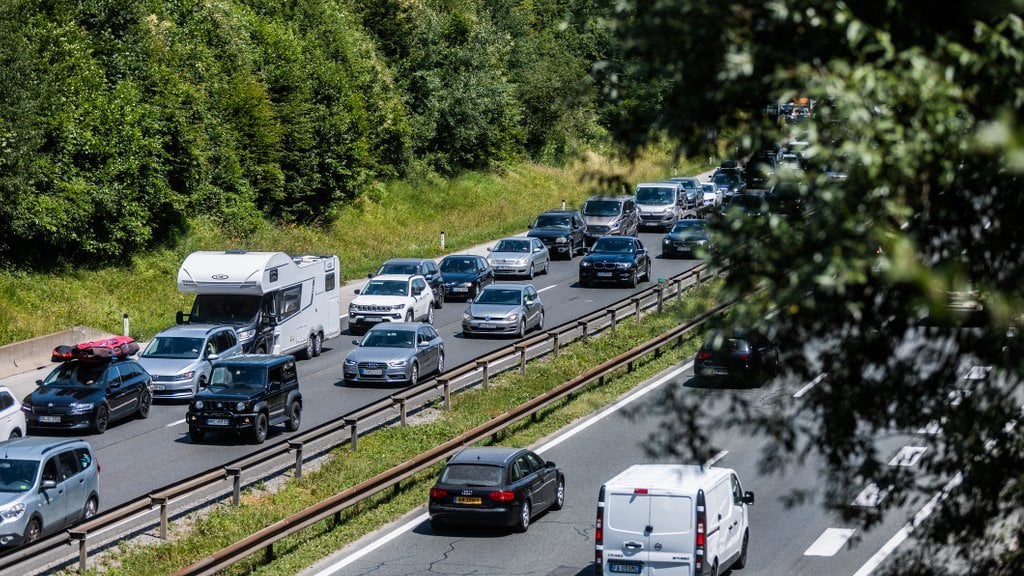 道路の交通混乱を誰がどのように解決するのか