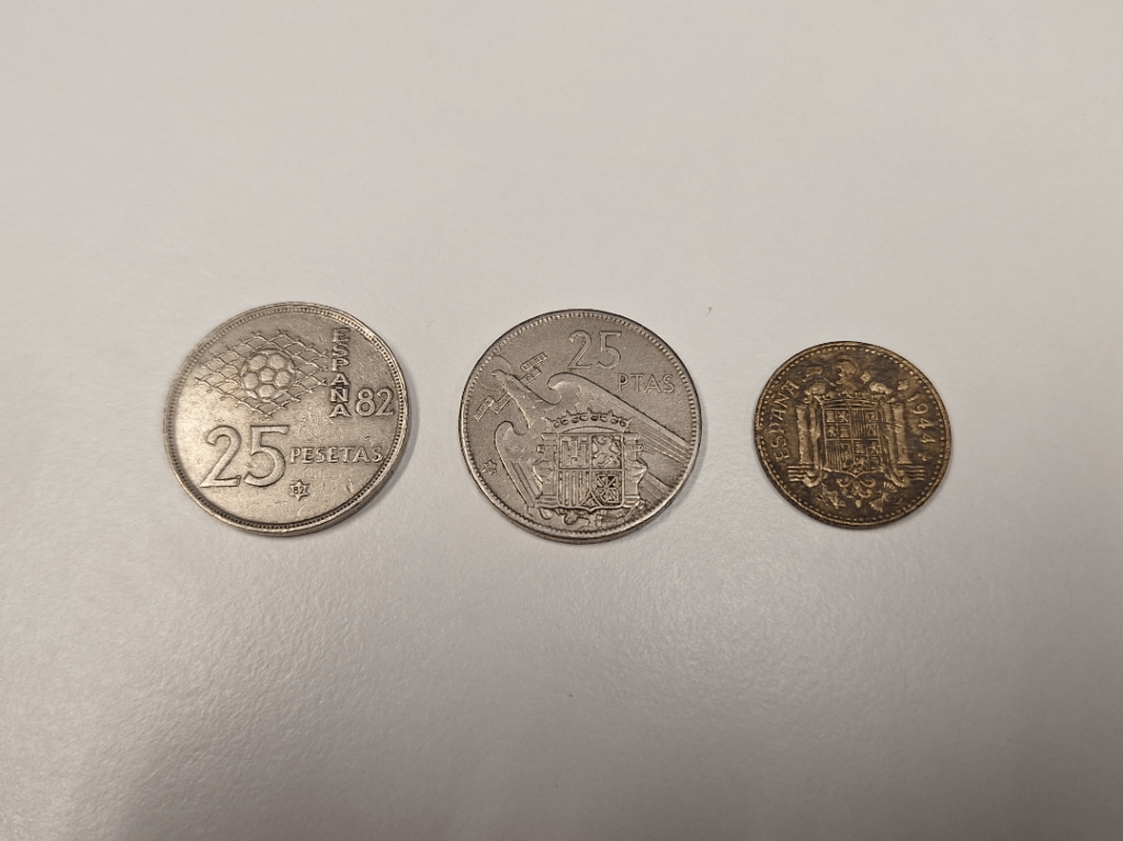 ロンドンの店で、私は1982年のワールドカップのコイン、つまり57年と44年のフランコ硬貨2枚を見つけた。