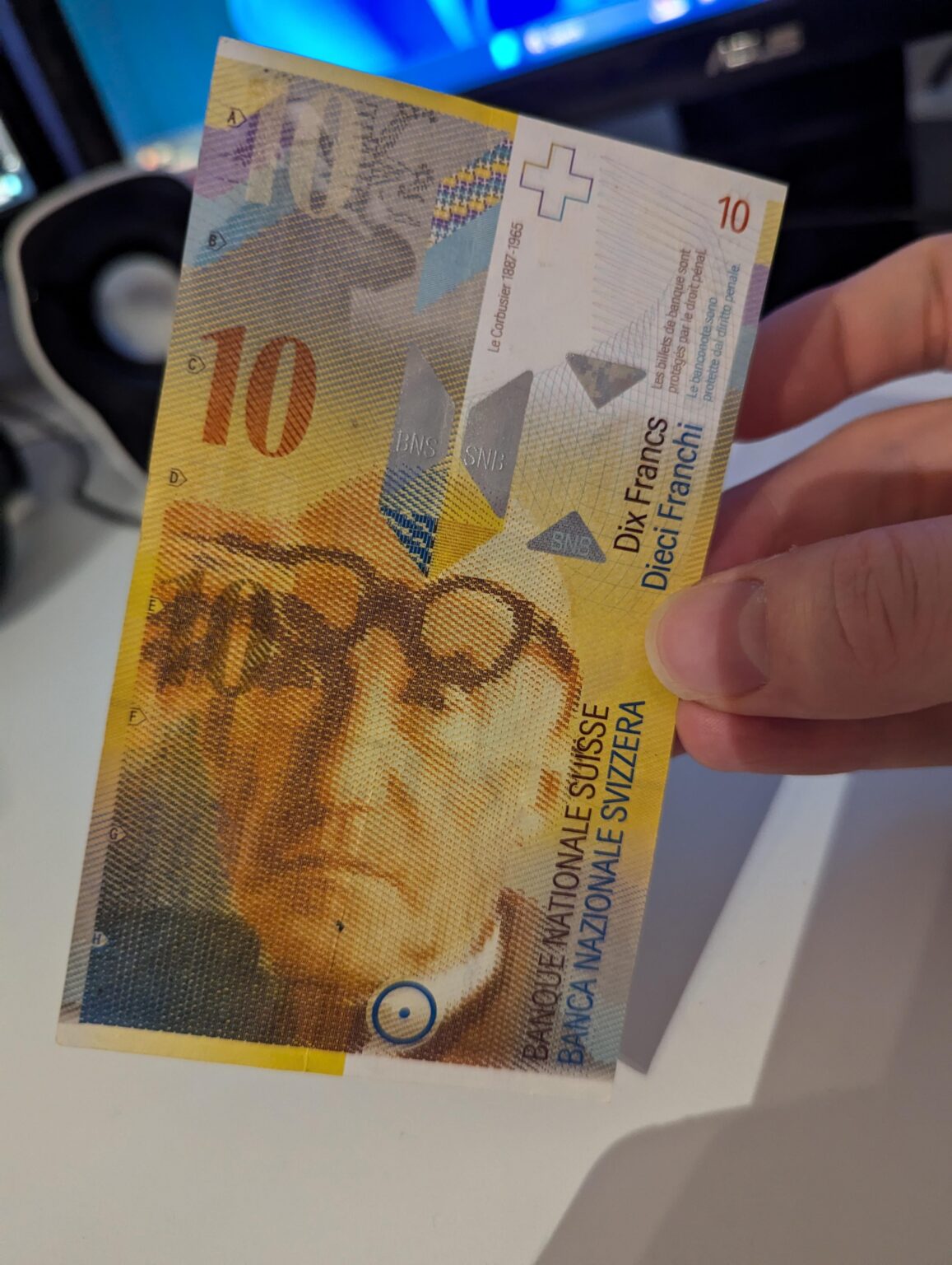 古いスイスの紙幣を保管していますが、価値はいくらでしょうか?