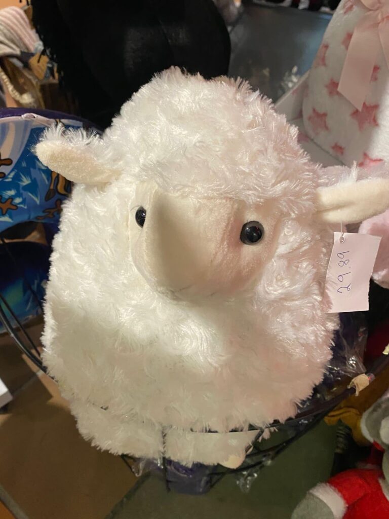 サンタクロース村で見かけた羊のぬいぐるみを探すのを手伝ってほしいです！