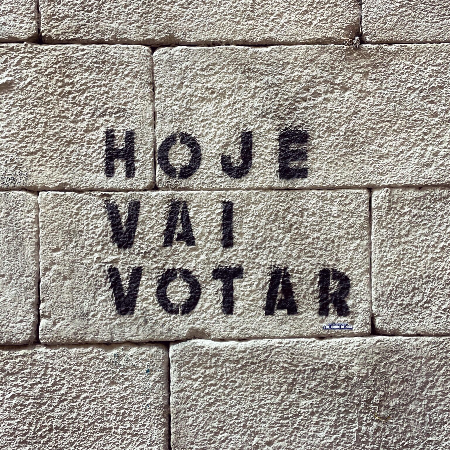今日ポルトで落書きを見つけました - 投票に行きましょう! 🇪🇺 あなたの声を届けましょう 🇵🇹