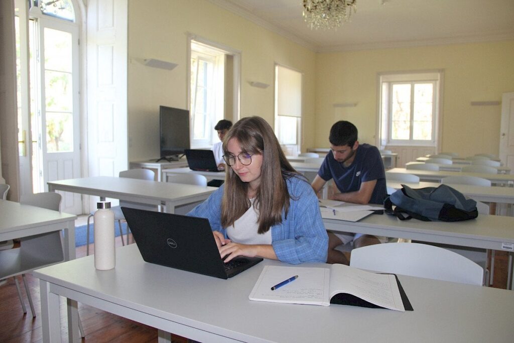 フィゲイラ・ダ・フォズのコインブラ大学のキャンパスは、ビーチの近くで勉強するのに最適です