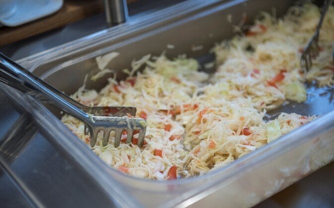 タリンの学校と給食業者は、抽選で学校給食提供者を選ぶことに満足していない