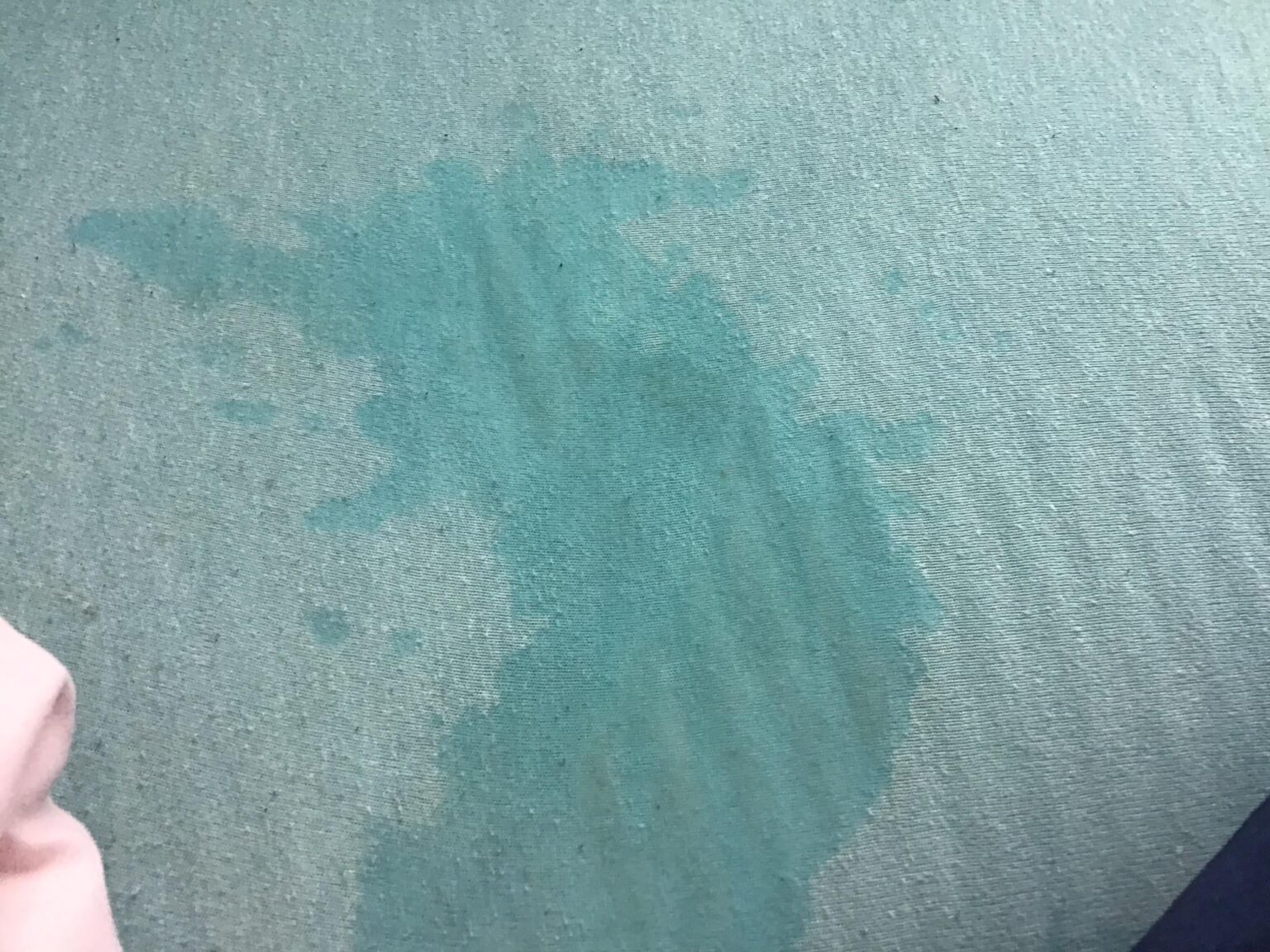 ベッドシーツに水をこぼしたらフィンランドみたいになった