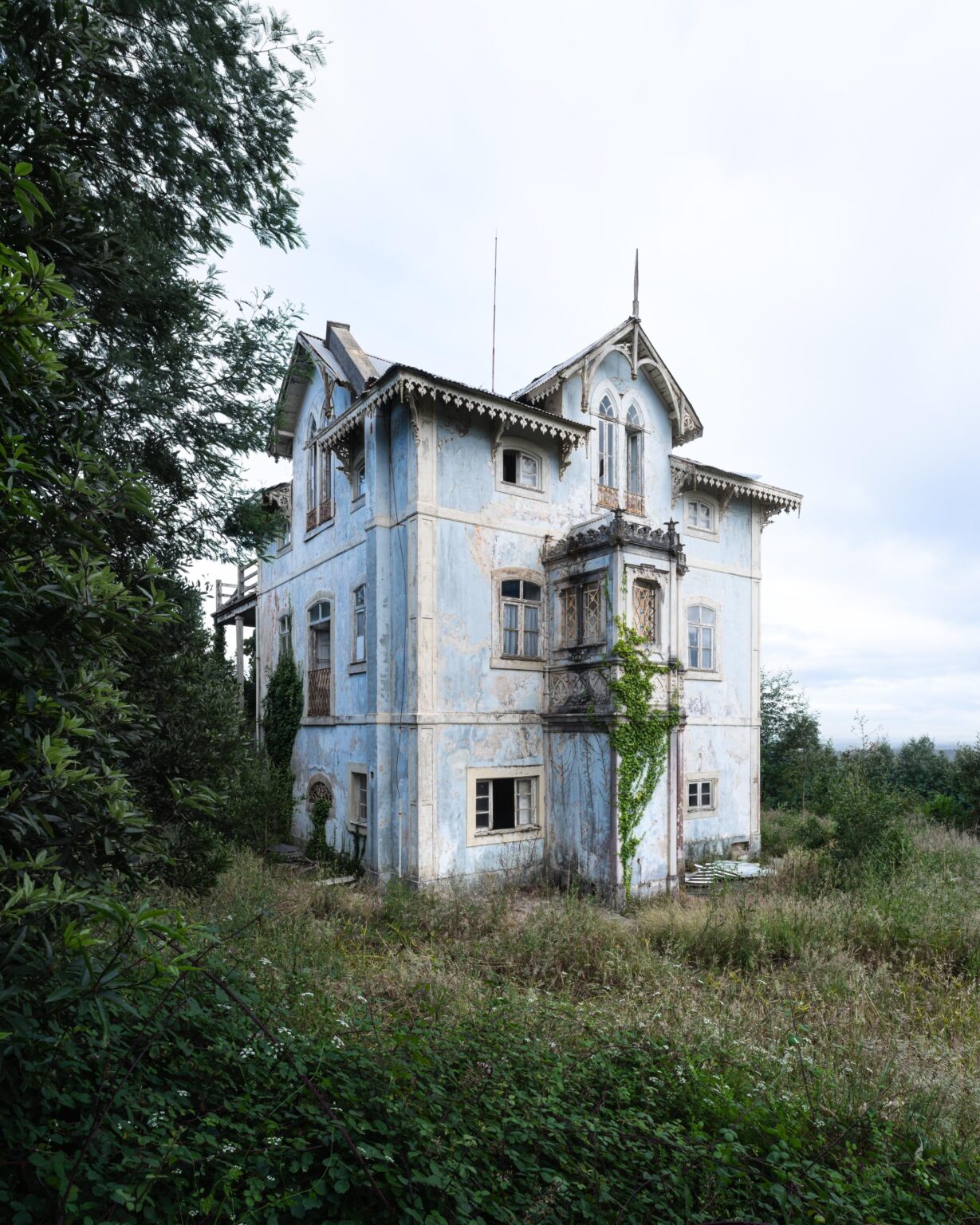 築100年の放棄されたポルトガルのビクトリア朝ゴシック様式の小屋