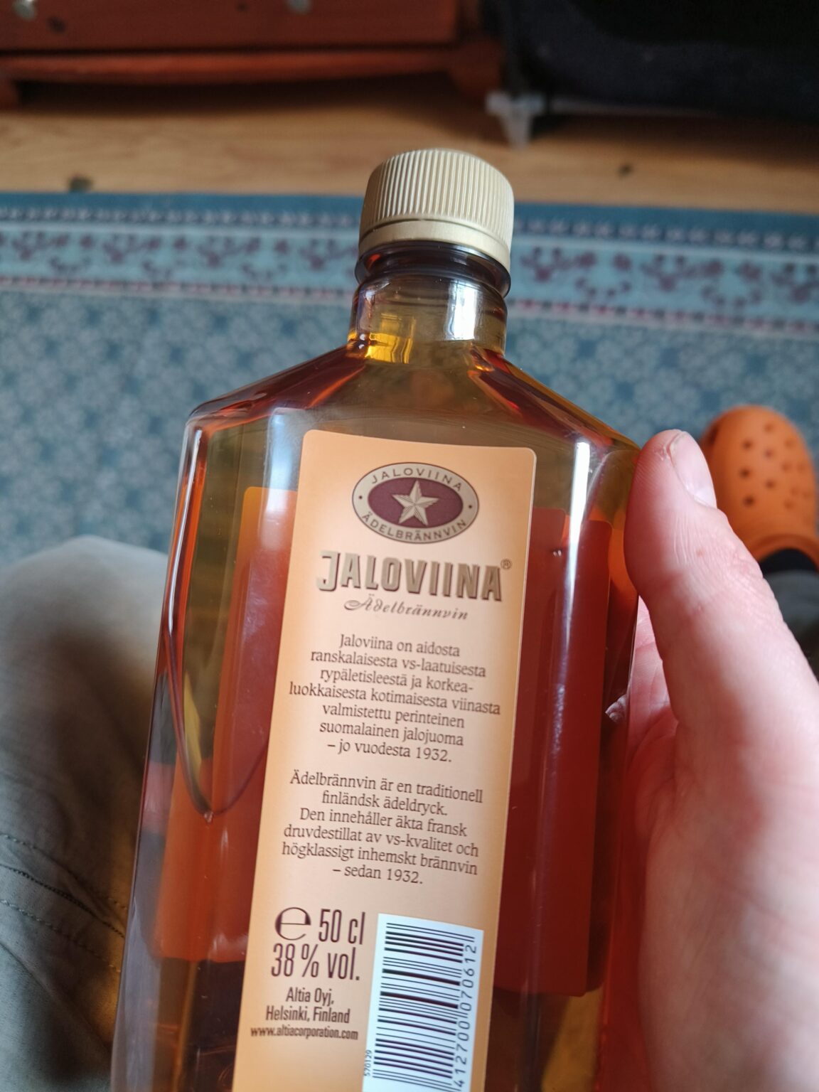 ついにアイルランドでこのボトルを手に入れました。裏には何と書いてあるでしょうか? (間違った回答のみ)