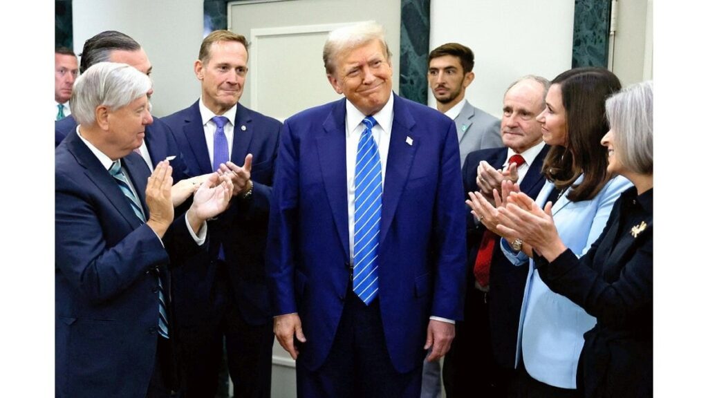 トランプ氏が党内「融和路線」への転換アピール…「壊れた老いぼれ」と批判してきた院内総務と握手 - 読売新聞オンライン