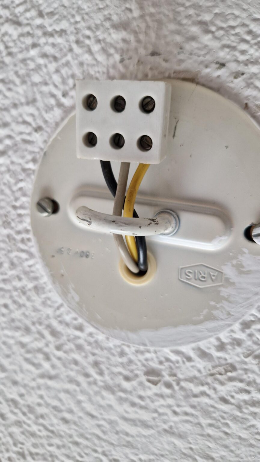 3線ソケットに電球を接続する方法
