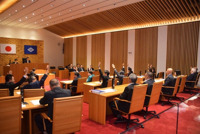 議会に自席マイクを 改革請願の市民、採択も違和感「そもそも…」（毎日新聞） - Yahoo!ニュース - Yahoo!ニュース
