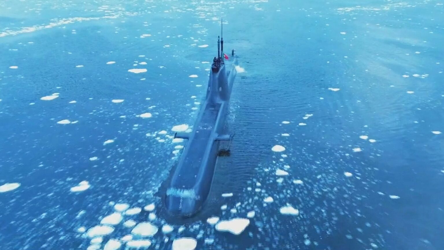 ポルトガルのディーゼル電気式AIP潜水艦が北極の氷の下を巡視