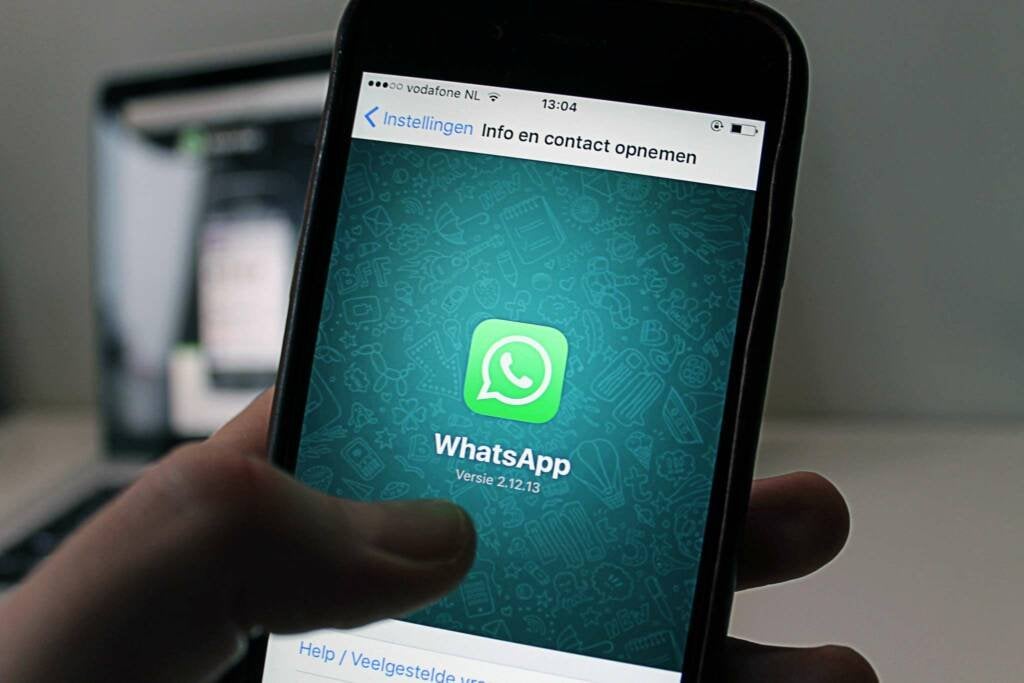 男が女性にWhatsAppを見るために携帯電話を引き渡すよう強要し、彼女の「友人」にメッセージを送信
