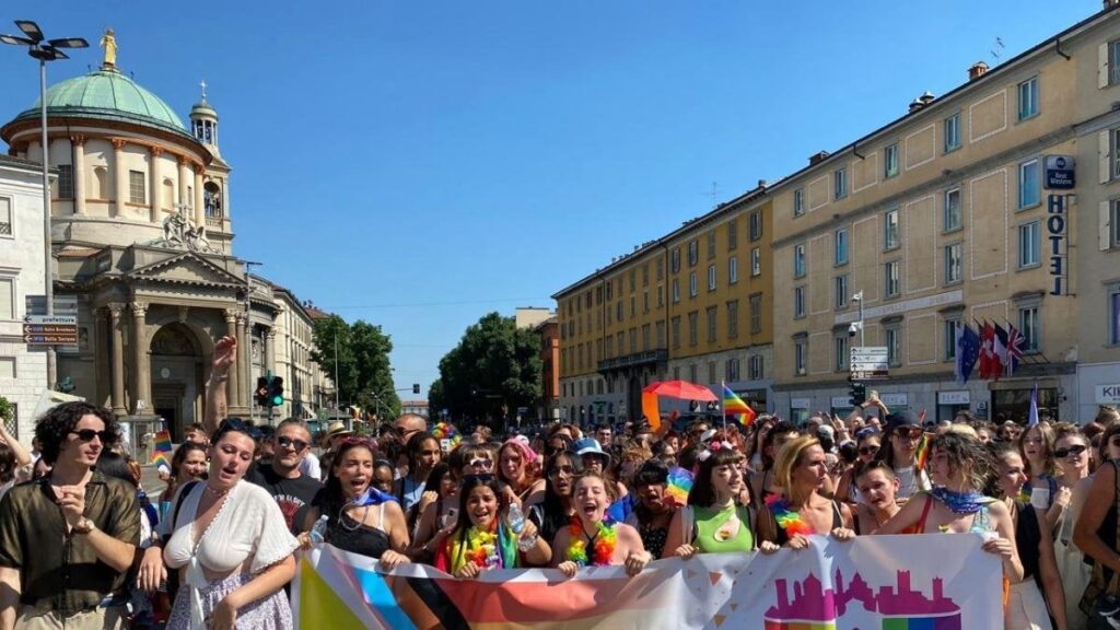 ベルガモプライドとイスラエルに対する拒否権により、市は後援を取り消す。 返答は「我々は反ユダヤ主義者ではない」