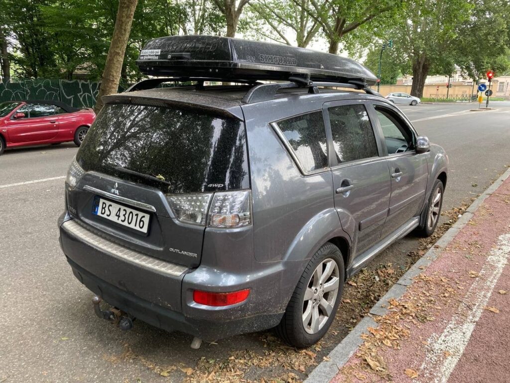 イタリアのトリノに放置されたノルウェーナンバーの車は盗難車か逃走中でしょうか? イタリアのトリノに放置されたノルウェーナンバーの車は盗難車か逃走中でしょうか?