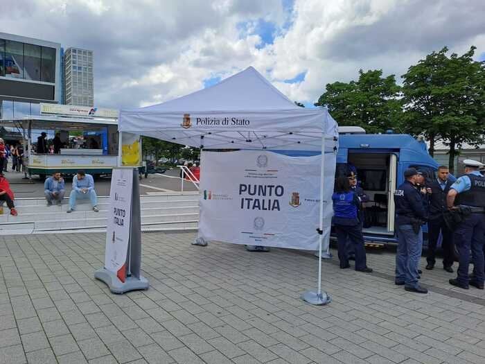 ドルトムントでのイタリア対アルバニア戦の直前に、約50人のイタリアファンが予防逮捕された。彼らはナイフ、紙爆弾、目出し帽など、犯罪の可能性のある物品を所持しているのが発見された。 彼らはアルバニア人との接触を求めていた