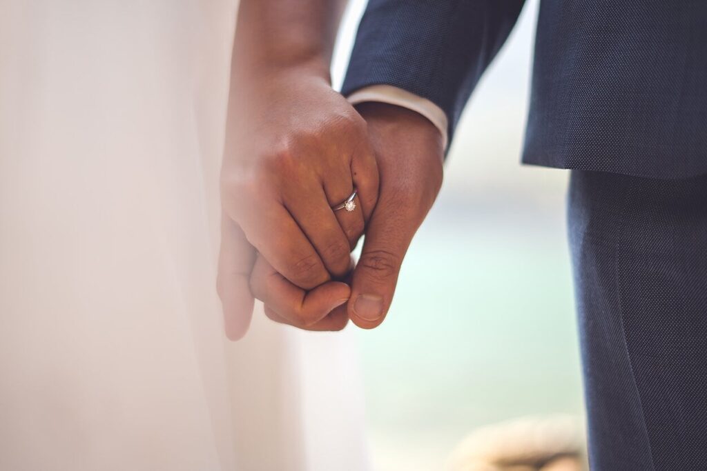 未成年者の結婚 - 彼らは監督なしで親になり、年上の男性との間に子供を産む