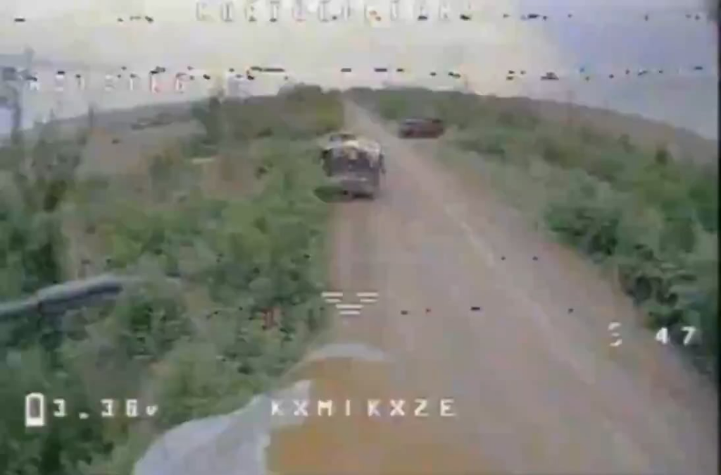 ウクライナのFPVドローンがロシアの「タートルタンク」BMP-3を破壊💥