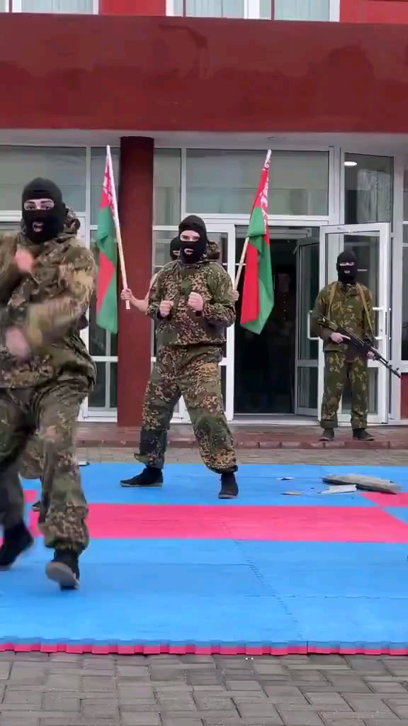 ベラルーシ軍はNATOと交戦するための訓練中（あるいは高校のチアリーディング大会に向けた訓練中かもしれない🤔）