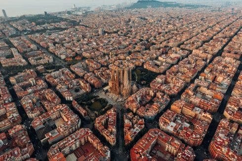 バルセロナは地元の反発を受けて2028年にすべての観光客向けアパートを廃止する予定：1万件以上のライセンスが失効し、Airbnbなどのプラットフォームに大きな打撃を与える - Olive Press News Spain
