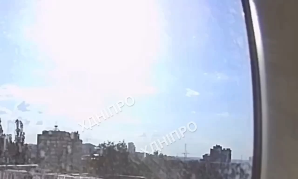 ロシアのミサイルがドニプロの高層ビルに衝突した瞬間。