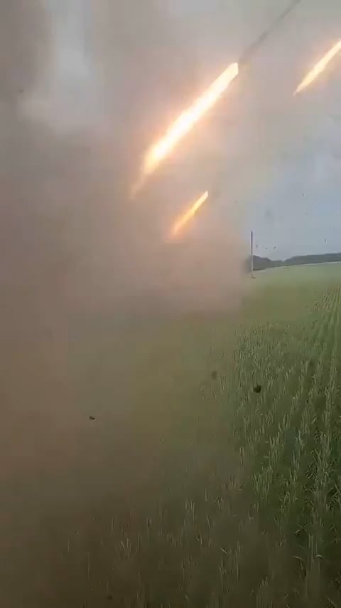 ウクライナのBM-27ウラガ3機が最近、前線のどこかでロシア軍の陣地を平定する任務に就いている