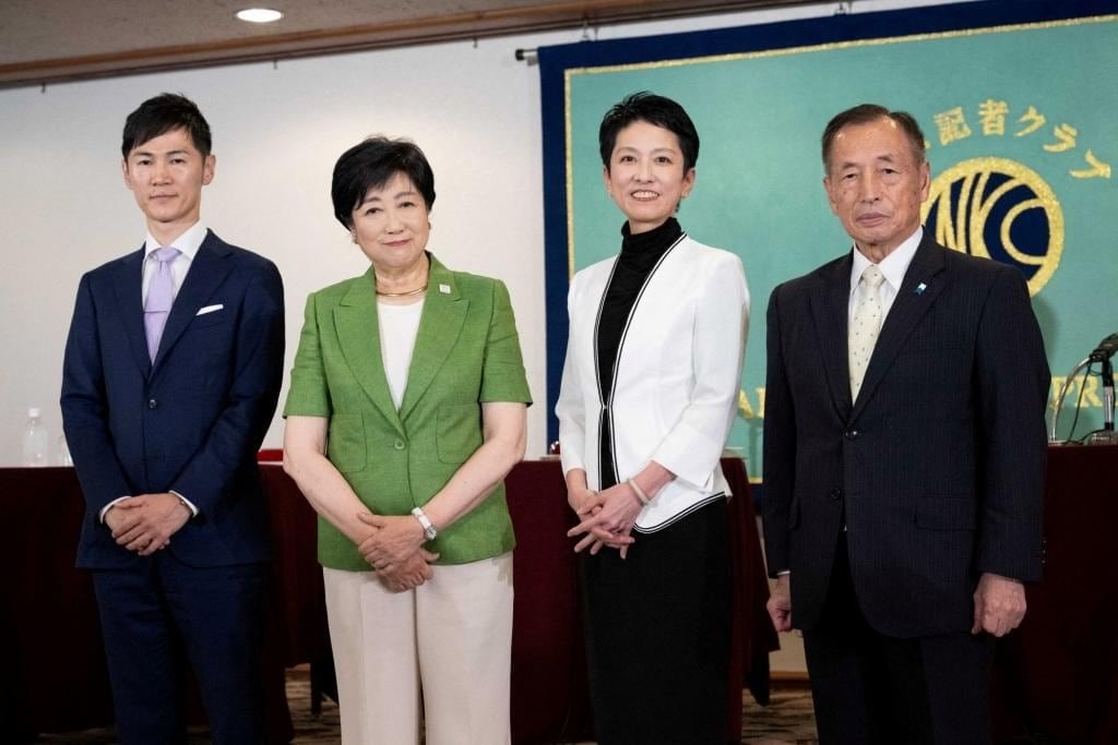 学歴詐称問題追及でも小池有利、米メディアが見た都知事選 赤い口紅の忍者は、今や「日本で最もパワフルな女性」― 米国メディアやシンクタンクからは引っ張りだこ