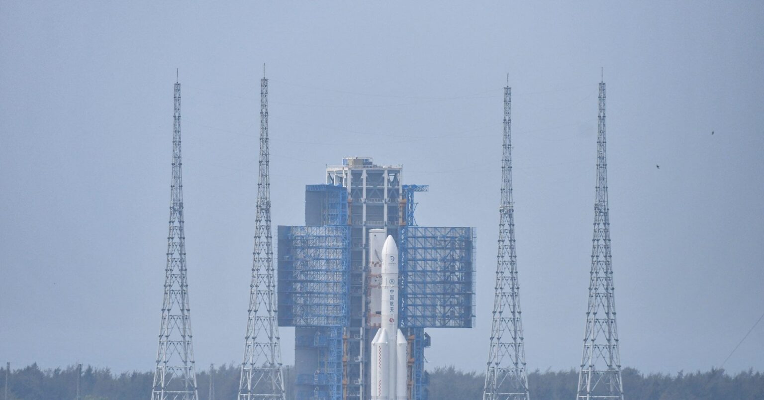 中国無人探査機、月の裏側に着陸成功 初の土壌採取持ち帰りへ - ロイター (Reuters Japan)