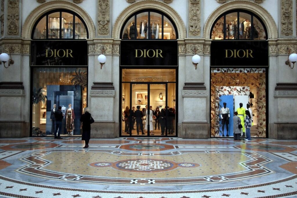 ファッションとギャングマスター、ミラノでの3件目の事件：ディオールが中国人を搾取