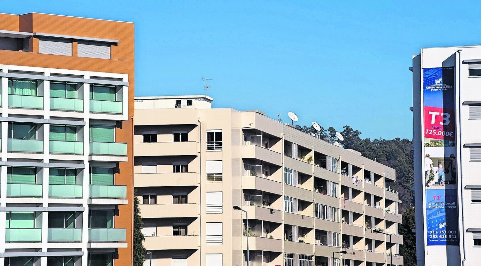 今年の初めには5,600戸の新築住宅しか市場に出されず、許可件数は20％減少した