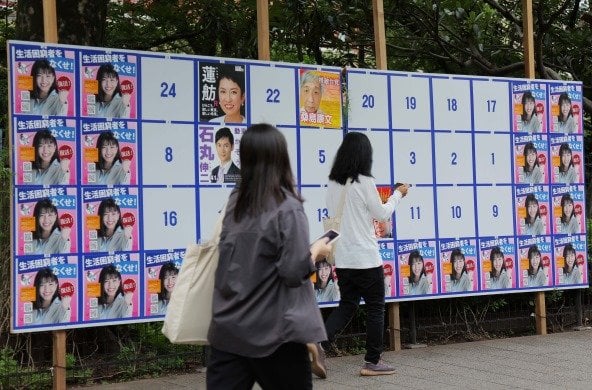 “ほぼ全裸ポスター”は制度を悪用？ 過去にもあった「公序良俗ギリギリ」のきわどいポスター ― アベノマスクをブラジャーに