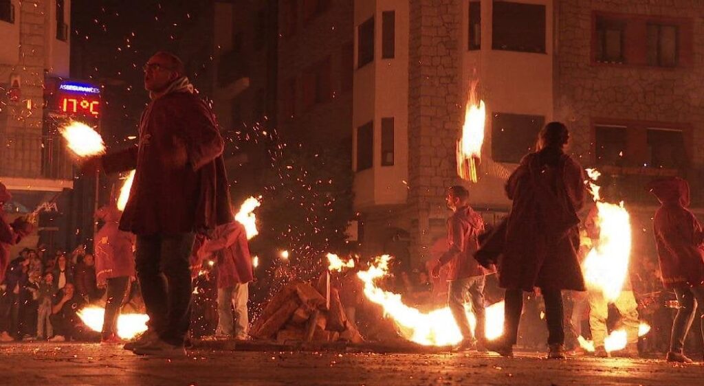 一年で最も魅惑的な夜に火と光と魔女が登場