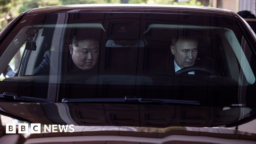 プーチン大統領と金正恩氏、北朝鮮でリムジン、ティーセット、胸像を贈答品として交換