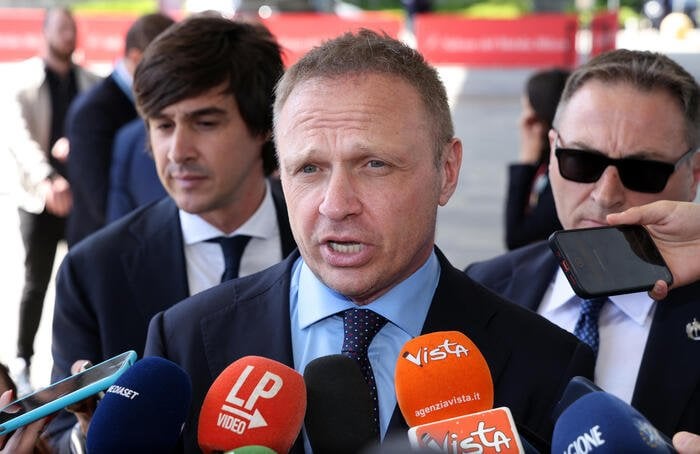 ロロブリジーダ大臣の報道局長が、メディアや政治界で黒人テロを称賛し、イタリア系ユダヤ人への憎しみを表明したラツィオのマフィアやウルトラスの指導者との会話を公表したことを受け、停職処分となる。