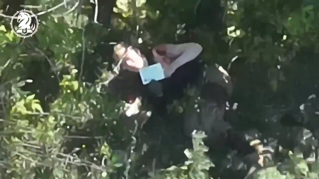 ウクライナ軍兵士が戦場から負傷した戦友を救出する。負傷した兵士はウクライナ第47旅団に所属している。