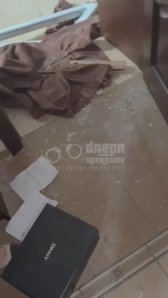 ドニプロ - 爆発の震源地付近の建物は、窓ガラスが割れ、屋根が破壊され、壁が損壊するなど、多数の被害を受けた。出典：TG / dnepr_operativ
