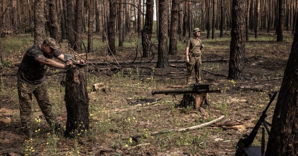 ウクライナで戦闘が激化する中、砲兵の優位をめぐる争いが勃発