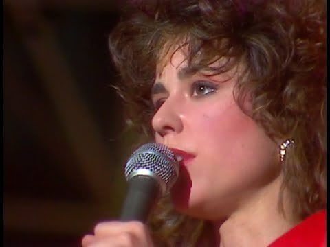 出演: ヴィッキー・ララズ (1986 年 3 月 5 日) [Manu Guinarte, 2024]