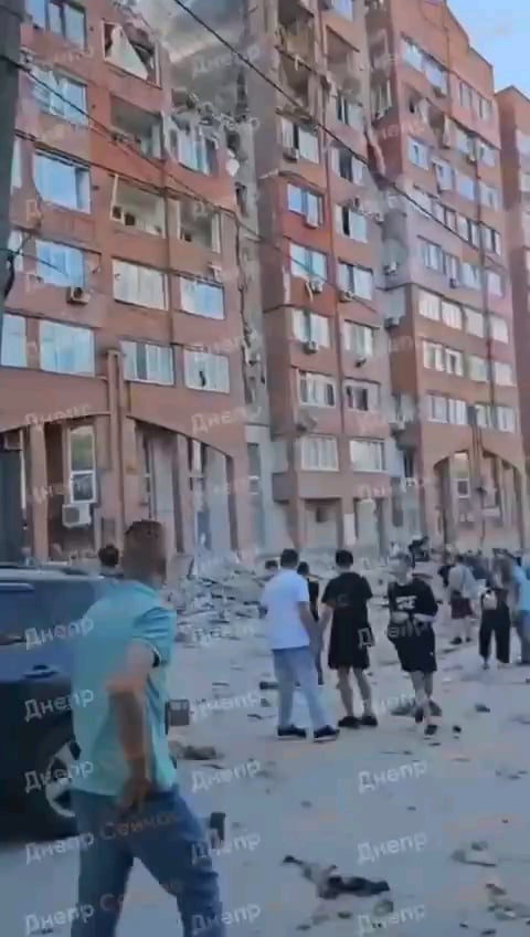 ロシアのロケット弾がドニプロのブロックハウスに命中した。ロシアはウクライナで民間人を殺害し続けている。