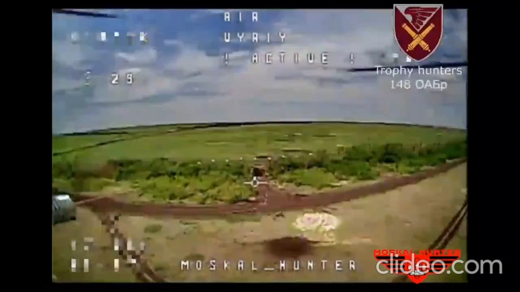 ウクライナ第148独立砲兵旅団の無人機オペレーターがロシアの2S19ムスタS 152mm自走砲を撃破した。ウクライナは過去1か月だけで少なくとも10台の2S19を破壊した。