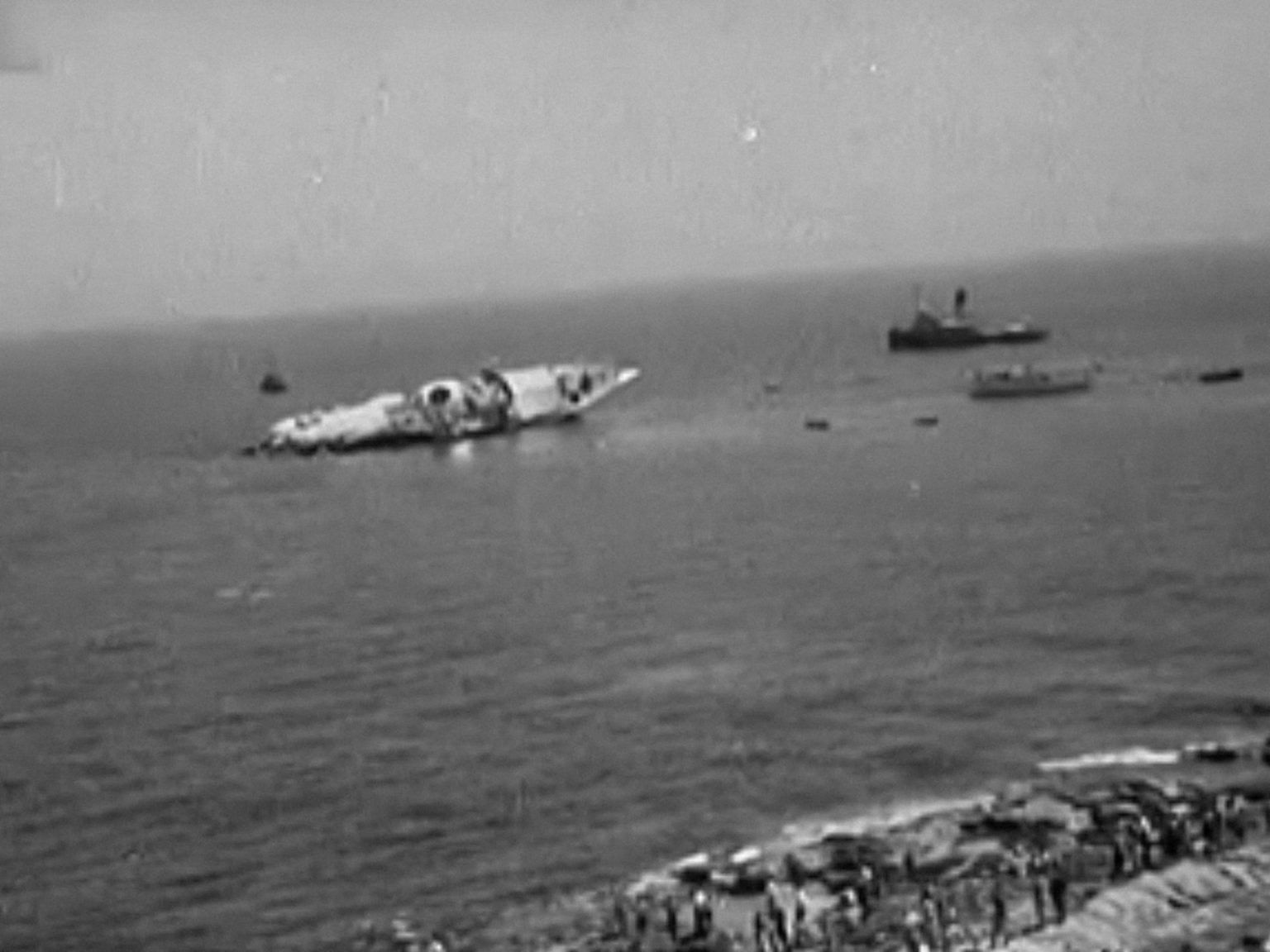 1955 年 7 月 29 日、セントジュリアン沖のメルカンティ リーフで座礁し沈没する旅客フェリー MV スター オブ マルタ号