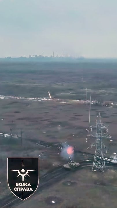 ウクライナのM1エイブラムス戦車がアヴディーイフカコークス工場のロシア軍陣地を砲撃（拡大）