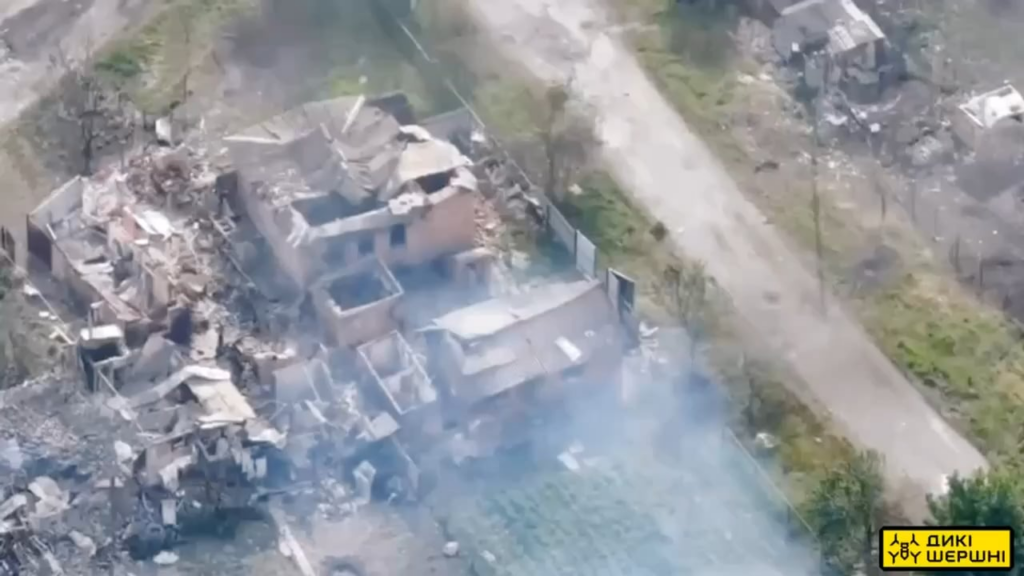 ウクライナの部隊「ワイルド ホーネッツ」の活躍。FPV 爆撃機による投下による大爆発。「ワイルド ホーネッツ」は投下時に FPV を使用した最初の部隊の 1 つであったことを思い出してください。