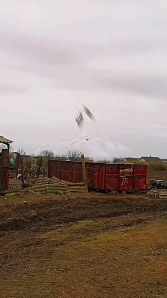 ウクライナの鳥が122mm無誘導ロケットでロシアの陣地をカバー