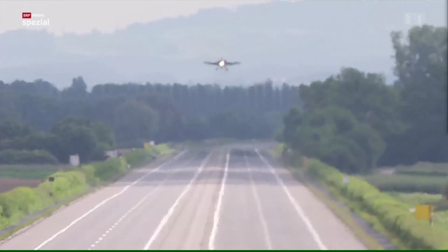 パイエルヌのA1高速道路にF/A-18が着陸
